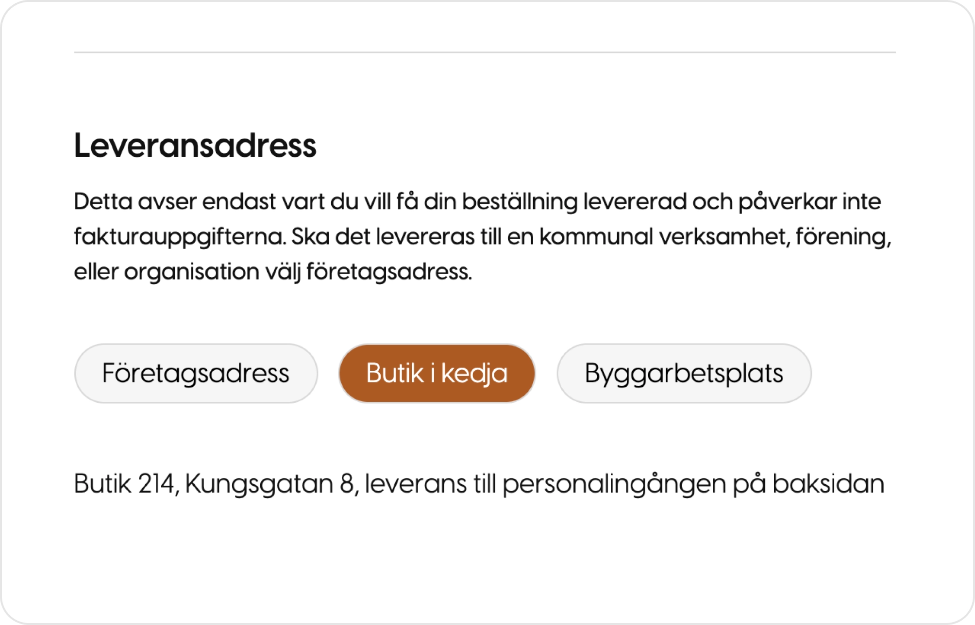 Leveransadress i kassan med tre valbara alternativ, d&auml;r Butik i kedja &auml;r valt och adressen visas under.